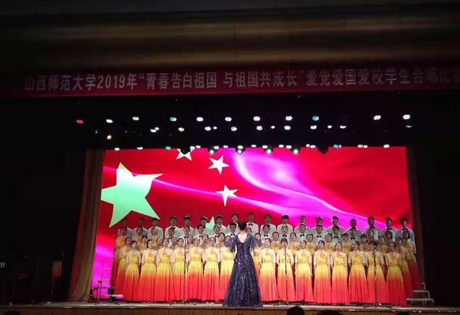 54岁温兆伦携妻女逛街，亲自喂食3岁女儿父爱满满！