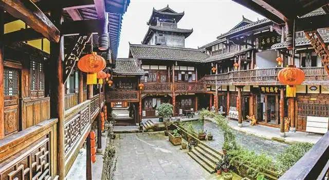 詹姆斯迷彩风显老兵本色 范德彪白衬衫搭毛背心个性十足